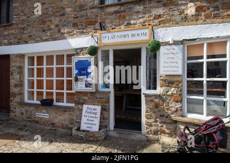 BAMPTON, DEVON, Großbritannien - 7. APRIL 2022 The Laundry Room on Fore Street Stockfoto