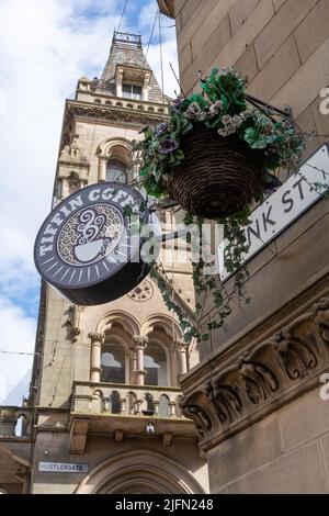 Zweigstelle von Tiffin Coffee, in der Stadt Bradford, dem berühmten britischen Gebäude The Wool Exchange an der Bank Street. Stockfoto