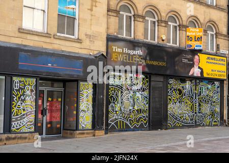 Kunstwerke auf den Fenstern leerer Geschäfte in Kirkgate, in der Stadt Bradford, Großbritannien. Stockfoto