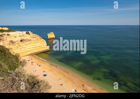 Schöner Playa de la Marina an der Algarve in Portugal. Stockfoto