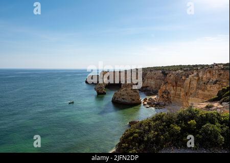 Schöner Playa de la Marina an der Algarve in Portugal. Stockfoto