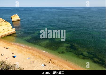 Schöner Playa de la Marina an der Algarve in Portugal. Stockfoto