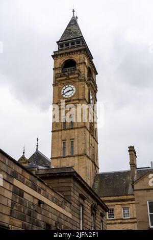 Der viktorianische Uhrenturm des alten Wakefield Town Hall, Großbritannien, ist jetzt das Standesamt und der Veranstaltungsort für Hochzeitszeremonien. Stockfoto