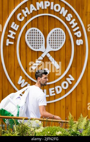 London, Großbritannien, 4.. Juli 2022: Novak Djokovic vor einer Trainingseinheit im All England Lawn Tennis and Croquet Club in London. Kredit: Frank Molter/Alamy Live Nachrichten Stockfoto