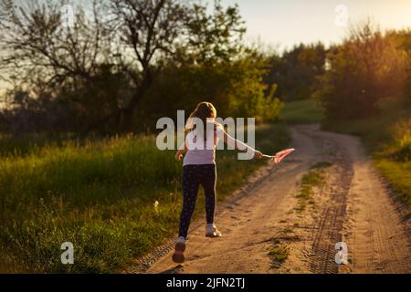 Kleines Mädchen fängt Schmetterlinge an einem Sommertag Stockfoto