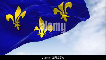 Die Flagge der Region Ile de France winkt an einem klaren Tag im Wind. Die Ile de France ist die bevölkerungsreichste der 18 Regionen Frankreichs Stockfoto