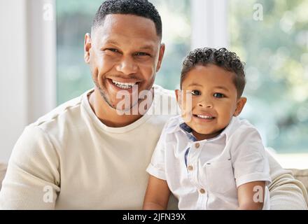 Ein Haus besteht aus Liebe und Träumen. Aufnahme eines Vaters und eines Sohnes, der sich zu Hause verbindet. Stockfoto