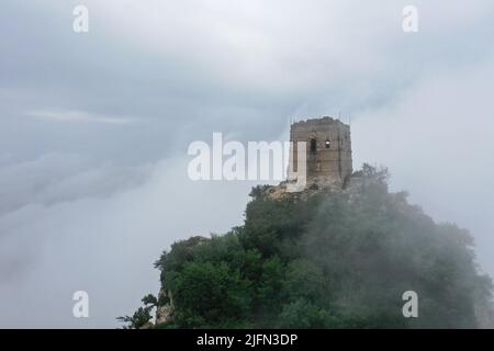 Peking, China. 4.. Juli 2022. Luftaufnahme vom 4. Juli 2022 zeigt Wolken, die über der Großen Mauer im Grenzgebiet zwischen dem Luanping Bezirk in der nordchinesischen Provinz Hebei und dem Miyun Bezirk in Peking, der Hauptstadt Chinas, schweben. Quelle: Chen Yehua/Xinhua/Alamy Live News Stockfoto