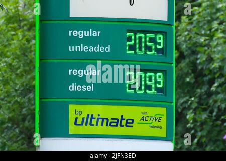 Southampton, Hampshire, Großbritannien. 4.. Juli 2022. Ein BP-Tankstellenschild an der Rownham’s Motorway Services in Southampton in Hampshire zeigt bleifreies Benzin bei 205,9p pro Liter und Diesel bei 209,9p pro Liter, da die Kraftstoffpreise während der Lebenshaltungskrise hoch bleiben. Bildnachweis: Graham Hunt/Alamy Live News Stockfoto