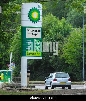 Southampton, Hampshire, Großbritannien. 4.. Juli 2022. Ein BP-Tankstellenschild an der Rownham’s Motorway Services in Southampton in Hampshire zeigt bleifreies Benzin bei 205,9p pro Liter und Diesel bei 209,9p pro Liter, da die Kraftstoffpreise während der Lebenshaltungskrise hoch bleiben. Bildnachweis: Graham Hunt/Alamy Live News Stockfoto