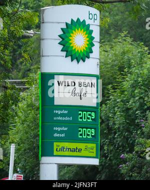 Southampton, Hampshire, Großbritannien. 4.. Juli 2022. Ein BP-Tankstellenschild an der Rownham’s Motorway Services in Southampton in Hampshire zeigt bleifreies Benzin bei 205,9p pro Liter und Diesel bei 209,9p pro Liter, da die Kraftstoffpreise während der Lebenshaltungskrise hoch bleiben. Bildnachweis: Graham Hunt/Alamy Live News Stockfoto