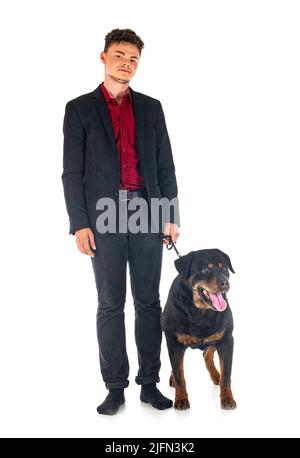 Reinrassiger alter Rottweiler vierzehn Jahre und sein Besitzer vor weißem Hintergrund Stockfoto