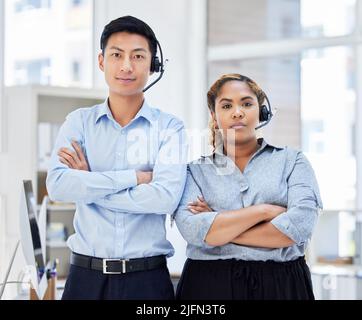 Porträt von Callcenter-Kollegen. Geschäftsleute, die im Kundenservice arbeiten, tragen Headsets, Arme gekreuzt.lächelnde Vertriebsmitarbeiter. IT-Service-Agenten Stockfoto