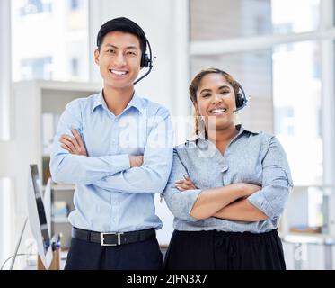 Porträt von Callcenter-Kollegen. Geschäftsleute, die im Kundenservice arbeiten, tragen Headsets, gekreuzte Arme.lächelnde Vertriebsmitarbeiter. IT-Servicemitarbeiter bei Stockfoto