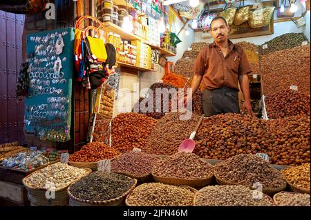Marokko Marrakesch. Verkauf von getrockneten Früchten im Souk Stockfoto