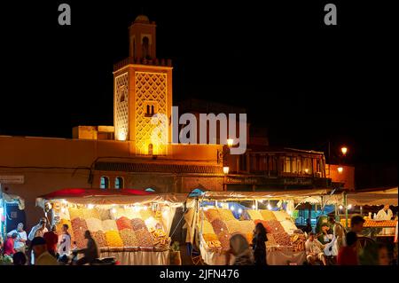 Marokko Marrakesch. Der Nachtmarkt auf dem Djema el Fna Platz bei Sonnenuntergang Stockfoto