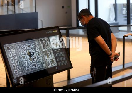 LOD, Tel Aviv in Zentral-Israel. 4.. Juli 2022. Ein Mann besucht das Lod Mosaic Archaeological Center in Lod, einer Stadt östlich von Tel Aviv in Zentralisraelisch, 4. Juli 2022. Das Archäologische Zentrum von Lod Mosaic wurde erbaut, um die einzigartigen Mosaiken aus der römischen Zeit auszustellen. Quelle: Gil Cohen Magen/Xinhua/Alamy Live News Stockfoto