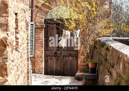Hauseingang in der Toskana Italien mit typischer Wäscheleine vor dem Haus Stockfoto