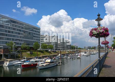 Innenhafen Duisburg, Promenade am Yachthafen mit Booten und modernen Bürogebäuden am Rhein in der Innenstadt, berühmte Reise- und Touristendesti Stockfoto