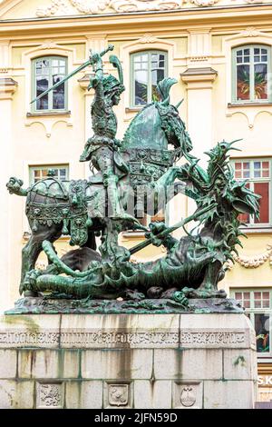 Eine Statue des Heiligen Georg und des Drachen in Kopmantorget, Gamla Stan (die Altstadt) in Stockholm, Schweden Stockfoto