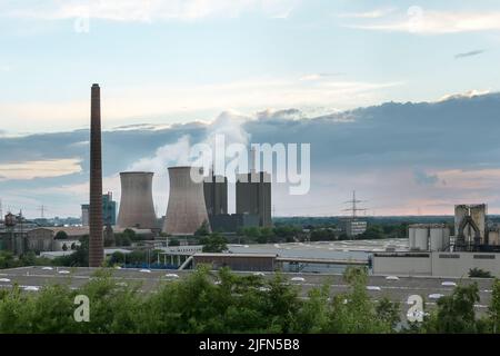 Schornstein- und Kühltürme mit Verschmutzung, Stahlproduktion in Duisburg mit Hochöfen, Koksofen und Kraftwerk, Industrielandschaft Stockfoto