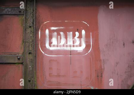 Duisburg, 25. Juni 2022: Logo der Deutschen Bundesbahn (DB) auf einem alten rostigen Güterwagen, Kopierraum, ausgewählter Fokus Stockfoto