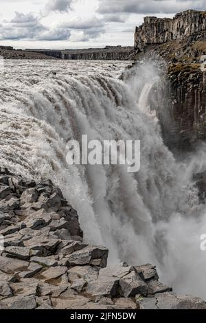 Der Wasserfall Dettifoss vom Ostufer des Flusses Jokulsa a Fjollum aus gesehen, im Norden Islands Stockfoto