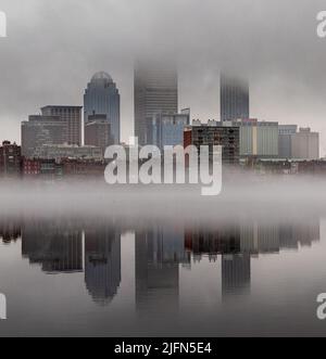Ein Stadtbild von Boston City spiegelte sich an einem nebligen Tag auf dem Fluss wider Stockfoto