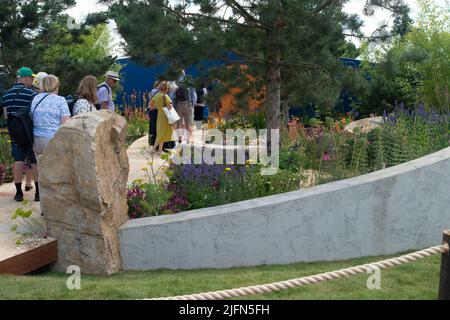 East Molesey, Surrey, Großbritannien. 4.. Juli 2022. The Over the Wall Show Garden, unterstützt von Takeda UK beim RHS Hampton Court Palace Garden Festival. Der Garten ist ein konzeptioneller Raum, um die Arbeit der Kinderhilfsorganisation Over the Wall und des japanischen Gesundheitsunternehmens Takeda UK hervorzuheben. Quelle: Maureen McLean/Alamy Live News Stockfoto