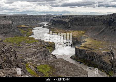Luftaufnahme des Wasserfalls Hafragilsfoss und der umliegenden Schlucht Jokulsargljufur vom Ostufer des Flusses Jokulsa a Fjollum aus gesehen, im Norden Stockfoto