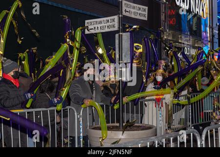 NEW YORK, New York – 31. Dezember 2021: Silvester-Feiernden werden auf dem Times Square zu sehen. Stockfoto