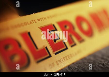 Eine Toblerone-Schokolade in der Abendsonne auf einem Küchentisch zu Hause. Toblerone wird das Etikett „der Schweiz“ von der Vorderseite seiner Verpackung verlieren, nachdem er sich für die Eröffnung eines Produktionsstandorts für Schokolade in der Slowakei entschieden hat. Stockfoto