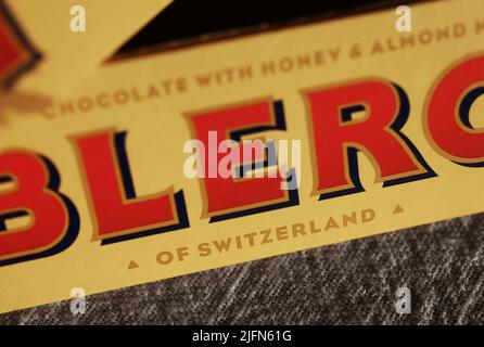 Eine Toblerone-Schokolade in der Abendsonne auf einem Küchentisch zu Hause. Toblerone wird das Etikett „der Schweiz“ von der Vorderseite seiner Verpackung verlieren, nachdem er sich für die Eröffnung eines Produktionsstandorts für Schokolade in der Slowakei entschieden hat. Stockfoto