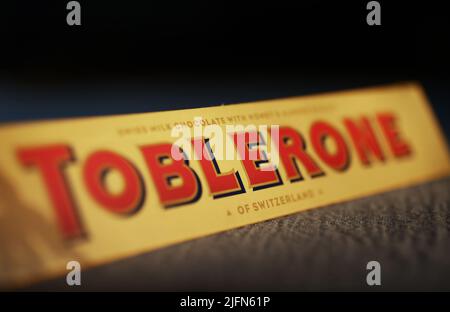 Eine Toblerone-Schokolade in der Abendsonne auf einem Küchentisch zu Hause. Toblerone wird das Etikett „der Schweiz“ von der Vorderseite seiner Verpackung verlieren, nachdem er sich für die Eröffnung eines Produktionsstandorts für Schokolade in der Slowakei entschieden hat. Stockfoto