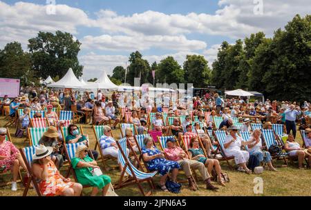 London, Großbritannien. 4.. Juli 2022. Große Menschenmassen und schönes Wetter bei der Flower Show. The RHS Hampton Court 4.-9. July 2022. Kredit: Karl Black/Alamy Live Nachrichten Stockfoto