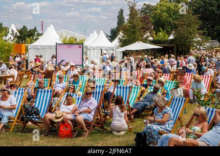 London, Großbritannien. 4.. Juli 2022. Große Menschenmassen und schönes Wetter bei der Flower Show. The RHS Hampton Court 4.-9. July 2022. Kredit: Karl Black/Alamy Live Nachrichten Stockfoto