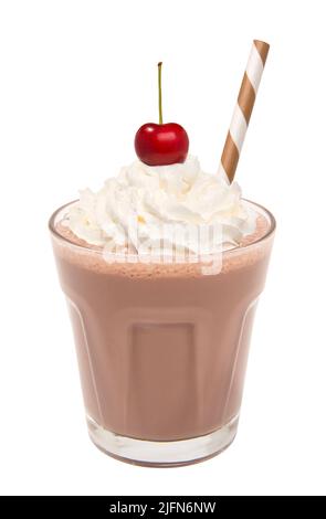 Milchshake mit Vanilleschokolade und Schlagsahne und Kirsche isoliert Stockfoto