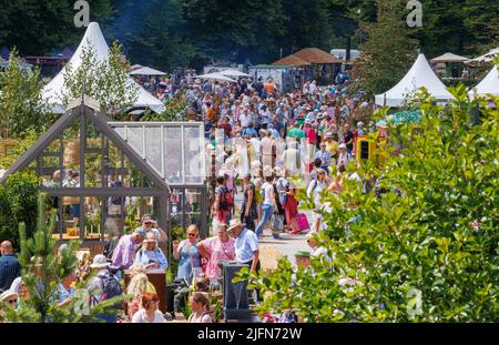 London, Großbritannien. 4.. Juli 2022. Große Menschenmassen und schönes Wetter bei der Flower Show. The RHS Hampton Court 4.-9. July 2022. Kredit: Karl Black/Alamy Live Nachrichten Stockfoto