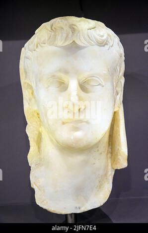 Marmorportrait über der Lebensgröße von Kaiser Caligula (Gaius Julius Caesar Augustus Germanicus, 37-41 n. Chr.). Der Kopf, bedeckt von einer Toga (velatio capitis) Stockfoto