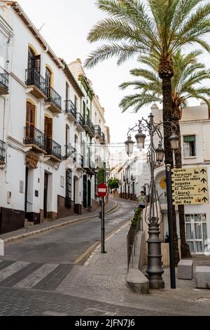 Schöne kleine Straßen in Alora Stadt. Andalusische Stadt in der Provinz Malaga. Ist ein typisch weißes Dorf Stockfoto