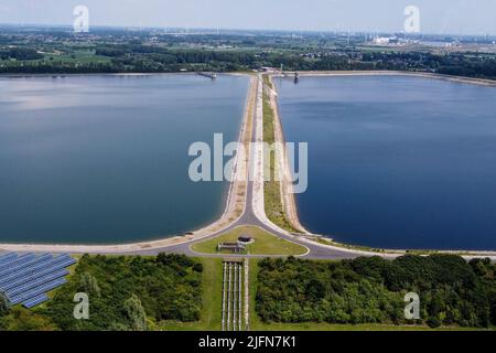 Diese Luftaufnahme zeigt einen Stausee von De Watergroep in Kluizen, Evergem, Montag, 04. Juli 2022. BELGA FOTO DIRK WAEM Stockfoto