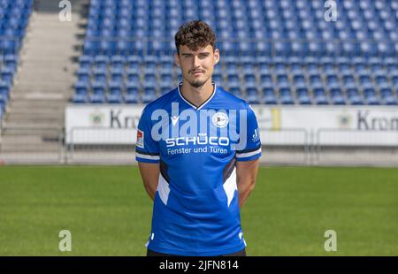 Bielefeld, Deutschland. 04.. Juli 2022. Fußball, 2. Bundesliga, Fotosession für die Saison 2022/23, Arminia Bielefeld, Janni Luca Serra. Quelle: Friso Gentsch/dpa/Alamy Live News Stockfoto