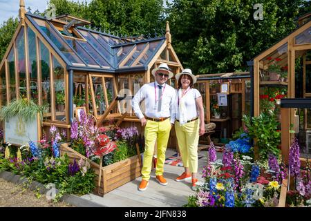 East Molesey, Großbritannien, 4.. Juli 2022. Das RHS Hampton Court Palace Garden Festival öffnet bis Sonntag, den 9.. Juli. Die weltbekannte Blumenschau ist ein glamouröser, unterhaltsamer und lehrreicher Tag, an dem viele Prominente teilnehmen. Es gibt viele Gärten, Blumenarrangements und Marqués, die alle auf dem herrlichen Gelände des Hampton Court Palace liegen. Kredit: Keith Larby/Alamy Live Nachrichten Stockfoto