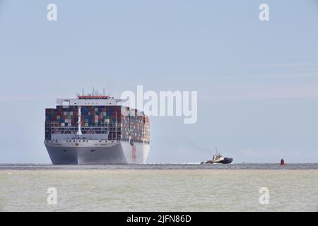 Containerschiff, das am Hafen von Felixstowe, Suffolk, Großbritannien, andockt. Stockfoto