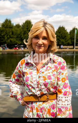 East Molesey, Großbritannien, 4.. Juli 2022.TV-Moderatorin Anthea Turner nimmt am RHS Hampton Court Palace Garden Festival Teil, das bis Sonntag, den 9.. Juli, stattfindet. Die weltbekannte Blumenschau ist ein glamouröser, unterhaltsamer und lehrreicher Tag, an dem viele Prominente teilnehmen. Es gibt viele Gärten, Blumenarrangements und Marqués, die alle auf dem herrlichen Gelände des Hampton Court Palace liegen. Kredit: Keith Larby/Alamy Live Nachrichten Stockfoto