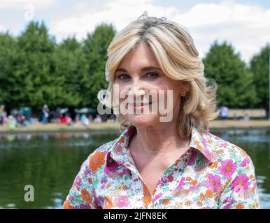 East Molesey, Großbritannien, 4.. Juli 2022.TV-Moderatorin Anthea Turner nimmt am RHS Hampton Court Palace Garden Festival Teil, das bis Sonntag, den 9.. Juli, stattfindet. Die weltbekannte Blumenschau ist ein glamouröser, unterhaltsamer und lehrreicher Tag, an dem viele Prominente teilnehmen. Es gibt viele Gärten, Blumenarrangements und Marqués, die alle auf dem herrlichen Gelände des Hampton Court Palace liegen. Kredit: Keith Larby/Alamy Live Nachrichten Stockfoto