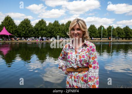 East Molesey, Großbritannien, 4.. Juli 2022.TV-Moderatorin Anthea Turner nimmt am RHS Hampton Court Palace Garden Festival Teil, das bis Sonntag, den 9.. Juli, stattfindet. Die weltbekannte Blumenschau ist ein glamouröser, unterhaltsamer und lehrreicher Tag, an dem viele Prominente teilnehmen. Es gibt viele Gärten, Blumenarrangements und Marqués, die alle auf dem herrlichen Gelände des Hampton Court Palace liegen. Kredit: Keith Larby/Alamy Live Nachrichten Stockfoto