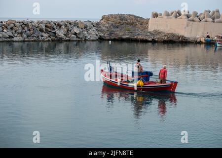 Ein Fischer mit seiner Tochter geht mit ihrem Fischerboot ins Meer Stockfoto