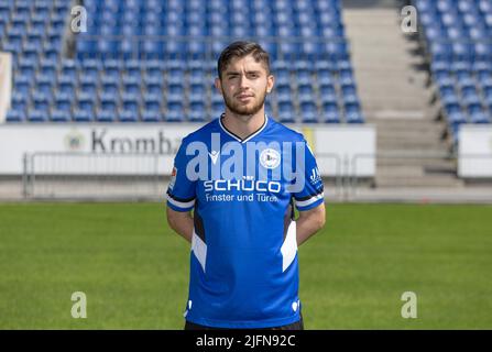 Bielefeld, Deutschland. 04.. Juli 2022. Fußball, 2. Bundesliga, Fotosession für die Saison 2022/23, Arminia Bielefeld, Burak Ince. Quelle: Friso Gentsch/dpa/Alamy Live News Stockfoto