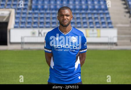 Bielefeld, Deutschland. 04.. Juli 2022. Fußball, 2. Bundesliga, Fotosession für die Saison 2022/23, Arminia Bielefeld, Nathan de Medina. Quelle: Friso Gentsch/dpa/Alamy Live News Stockfoto